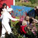 Barna i Bosmobakken barnehage hadde laget et stort bilde til Kong Harald og Dronning Sonja (Foto: Knut Falch, Scanpix)